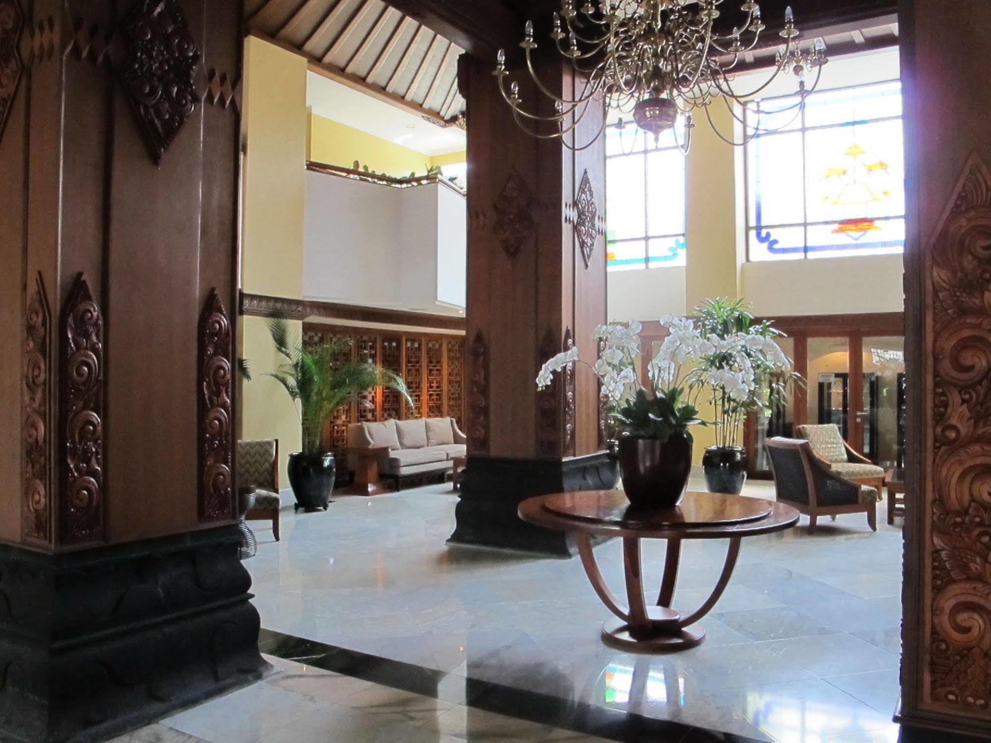 Hotel Mutiara Malioboro Джокьякарта Экстерьер фото