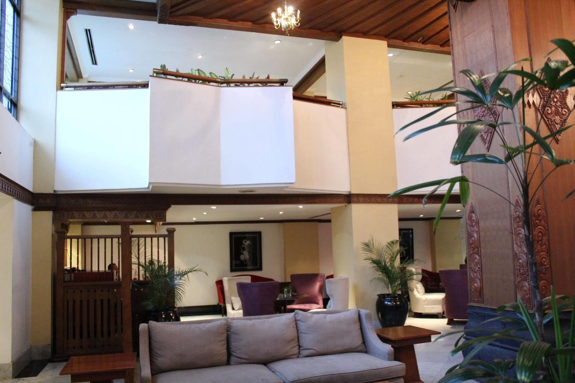 Hotel Mutiara Malioboro Джокьякарта Экстерьер фото