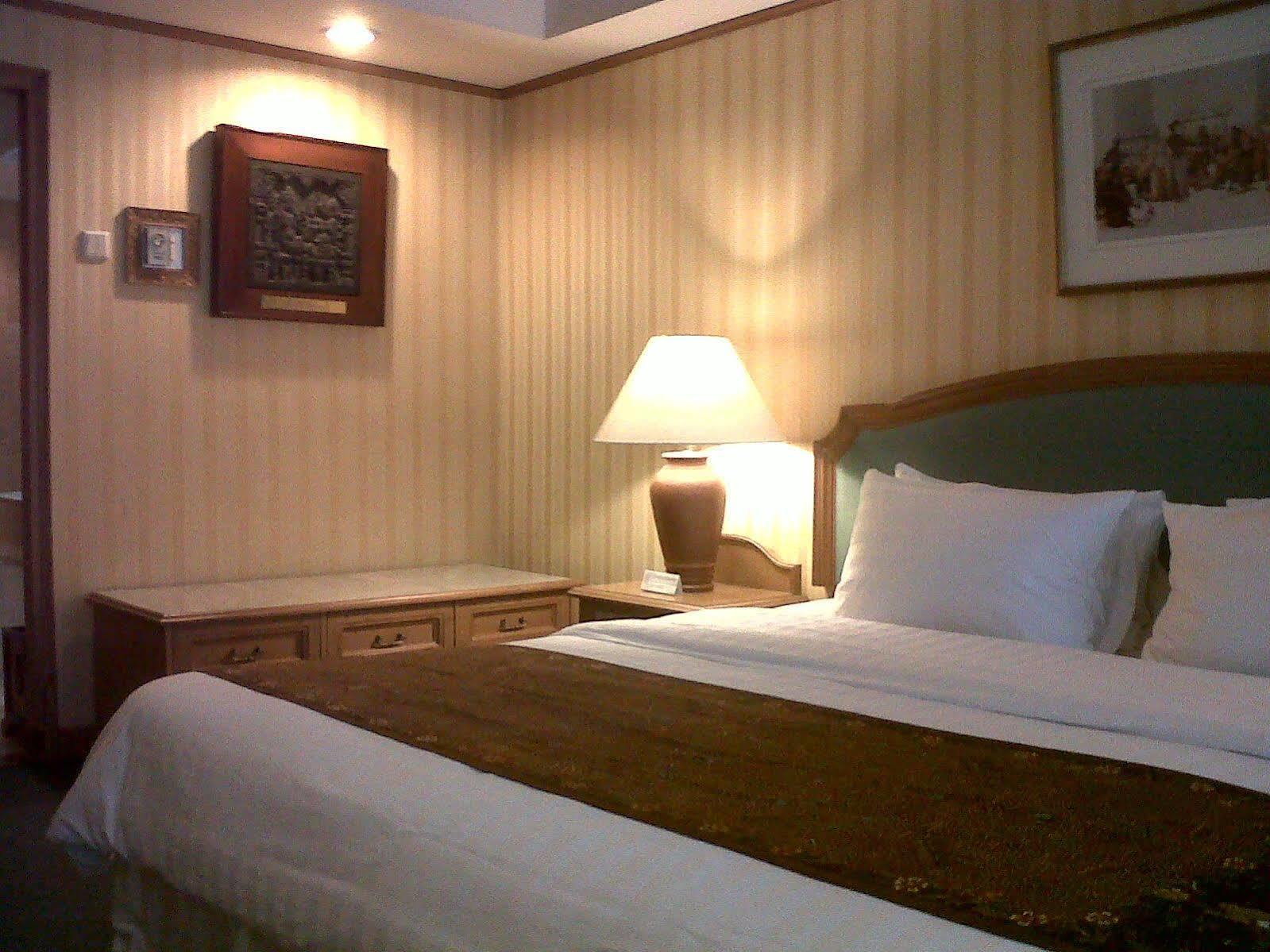 Hotel Mutiara Malioboro Джокьякарта Экстерьер фото